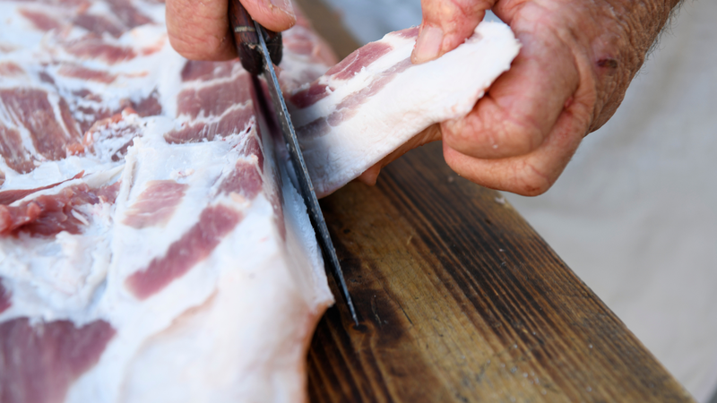 Thu lợi bất chính từ thịt bò giả: Hàng trăm ký nghi chứa hóa chất tuồn ra thị trường